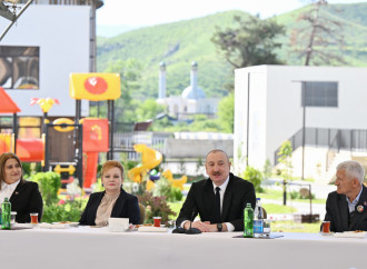 Prezident İlham Əliyev Zəngilan şəhərindəki ilk yaşayış kompleksinə köçən ailələrlə görüşüb