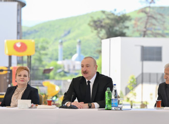 Prezident İlham Əliyev Zəngilan şəhərindəki ilk yaşayış kompleksinə köçən ailələrlə görüşüb