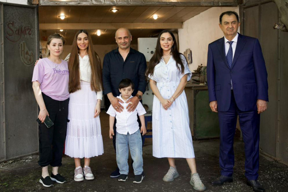 Leyla Əliyeva və Arzu Əliyeva Lənkəranda yerli sənətkarın yaradıcılığı ilə tanış olublar