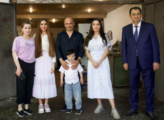 Leyla Əliyeva və Arzu Əliyeva Lənkəranda yerli sənətkarın yaradıcılığı ilə tanış olublar