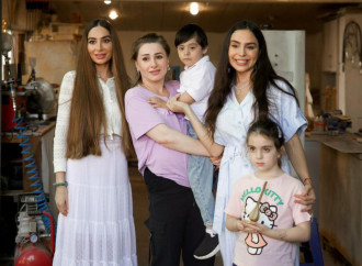Leyla Əliyeva və Arzu Əliyeva Lənkəranda yerli sənətkarın yaradıcılığı ilə tanış olublar