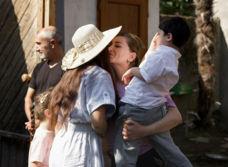 Leyla Əliyeva və Arzu Əliyeva Lənkəranda yerli sənətkarın yaradıcılığı ilə tanış olublar