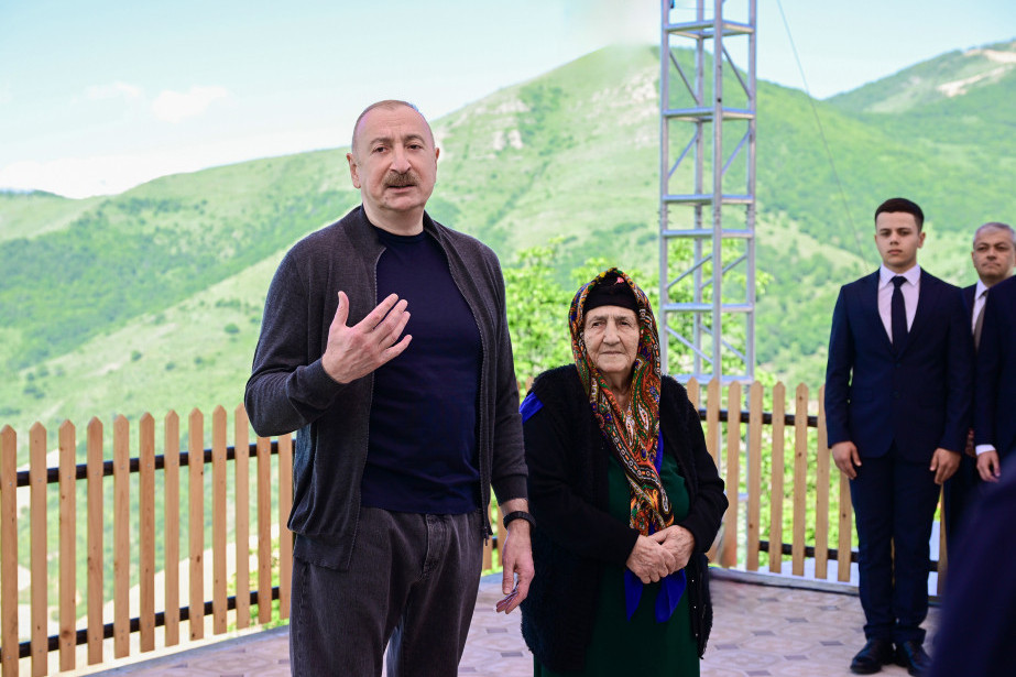 Prezident İlham Əliyevin Şuşanın Böyük Qaladərəsi kəndində sakinlərlə səmimi söhbəti