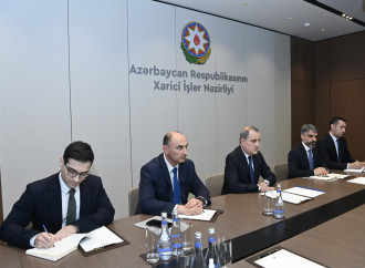 Birləşmiş Krallığın yeni səfiri etimadnaməsinin surətini Ceyhun Bayramova təqdim edib
