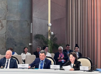 Aktotı Raimkulova İssık-Kul Beynəlxalq Forumunun plenar iclasında çıxış edib