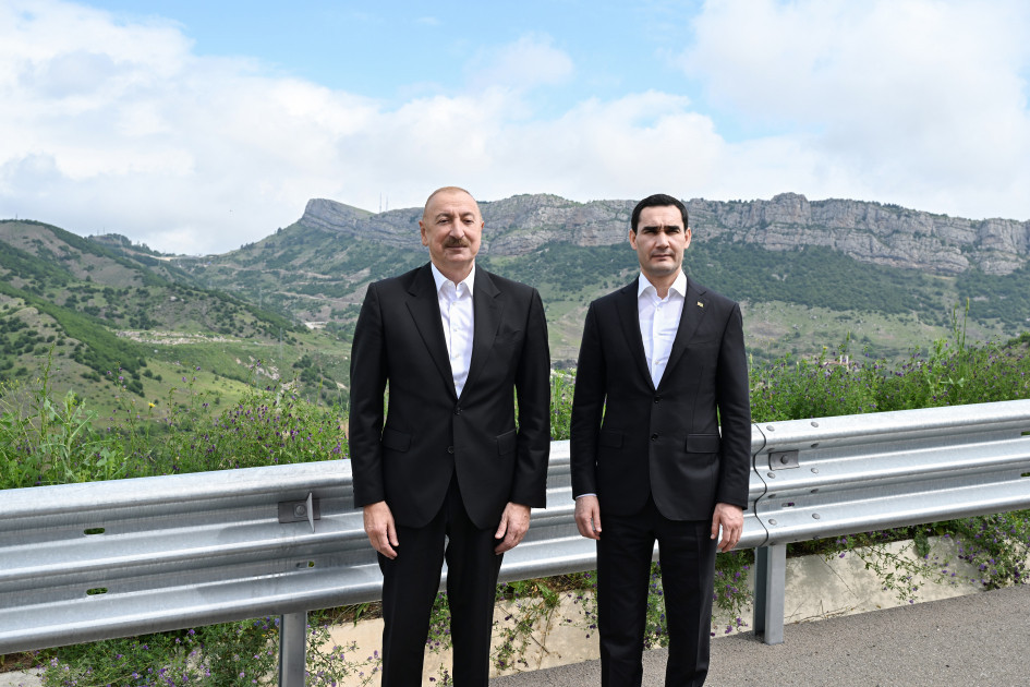 Azərbaycan Prezidenti İlham Əliyev və Türkmənistan Prezidenti Sərdar Berdiməhəmmədov Şuşanın Daşaltı kəndinin fonunda şəkil çəkdiriblər