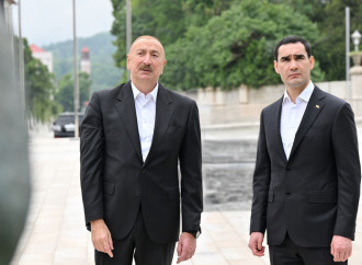 Prezident İlham Əliyev və Prezident Sərdar Berdiməhəmmədov Şuşada Azərbaycanın tanınmış şəxsiyyətlərinin işğal dövründə güllələnmiş büstlərinə baxıblar