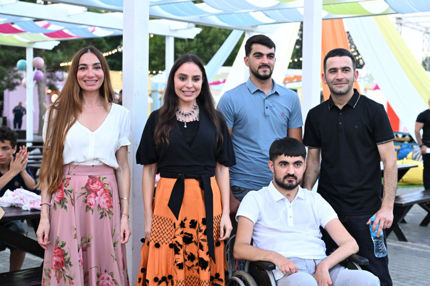 Leyla Əliyeva və Arzu Əliyeva “CandyFest” yay festivalını ziyarət edib və “Sehrli mirvari” su sirki şousunu izləyiblər