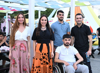 Leyla Əliyeva və Arzu Əliyeva “CandyFest” yay festivalını ziyarət edib və “Sehrli mirvari” su sirki şousunu izləyiblər
