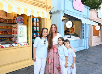 Leyla Əliyeva və Arzu Əliyeva “CandyFest” yay festivalını ziyarət edib və “Sehrli mirvari” su sirki şousunu izləyiblər