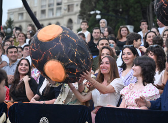 Leyla Əliyeva və Arzu Əliyeva “CandyFest” yay festivalını ziyarət edib və “Sehrli mirvari” su sirki şousunu izləyiblər