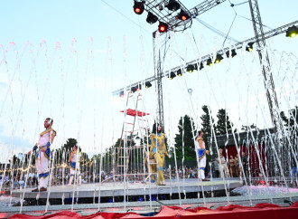 Leyla Əliyeva və Arzu Əliyeva “CandyFest” yay festivalını ziyarət edib və “Sehrli mirvari” su sirki şousunu izləyiblər