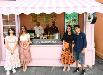 Leyla Əliyeva və Arzu Əliyeva “CandyFest” yay festivalını ziyarət edib və “Sehrli mirvari” su sirki şousunu izləyiblər