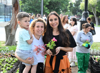 Leyla Əliyeva və Arzu Əliyeva Bakı Bulvarında mövsümi güllərin əkilməsi aksiyasında iştirak ediblər
