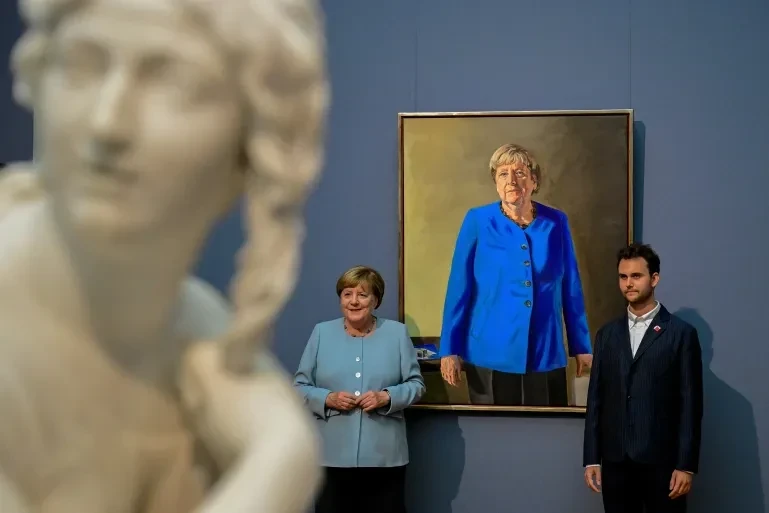 İnsanın özünün tarixə çevrildiyini izləməsi qəribə hissdir - Angela Merkel