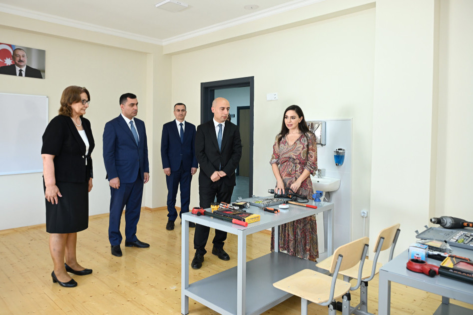 Leyla Əliyeva Yevlaxda məktəb binasının açılışında iştirak edib