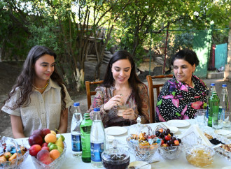 Leyla Əliyeva Yevlaxda “Gənc arıçı” layihəsinin iştirakçısı ilə görüşüb