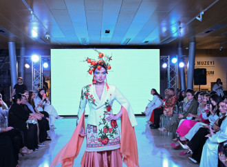 Alyona Əliyeva Azərbaycan Milli Xalça Muzeyində “Zamanın naxışları” moda nümayişində iştirak edib