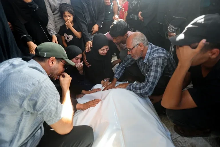 Qəzzada 48 saatda 16 nəfər həlak olub - dağıntılar altından cəsədlər çıxarılır
