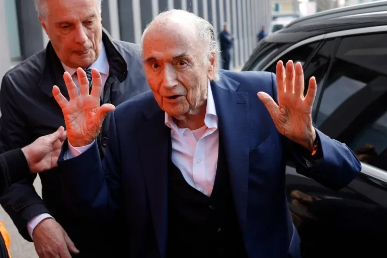 Yozef Blatter FIFA-nı tənqid etdi - "Qırmızı vərəqələr siyasi telefon zəngləri ilə ləğv olunmamalıdır"