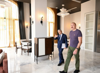 Prezident İlham Əliyev Şuşanın Qarabağ küçəsində dövlət-özəl tərəfdaşlığı çərçivəsində həyata keçirilmiş işlərlə tanış olub