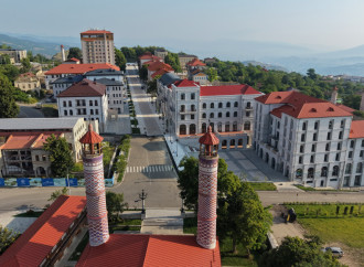 Prezident İlham Əliyev Şuşanın Qarabağ küçəsində dövlət-özəl tərəfdaşlığı çərçivəsində həyata keçirilmiş işlərlə tanış olub
