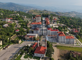 Prezident İlham Əliyev Şuşanın Qarabağ küçəsində dövlət-özəl tərəfdaşlığı çərçivəsində həyata keçirilmiş işlərlə tanış olub