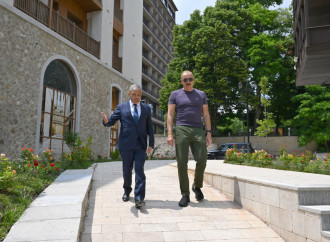 Prezident İlham Əliyev Şuşanın Qarabağ küçəsində dövlət-özəl tərəfdaşlığı çərçivəsində həyata keçirilmiş işlərlə tanış olub