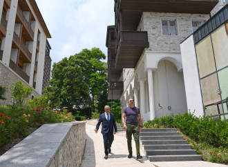 Prezident İlham Əliyev Şuşanın Qarabağ küçəsində dövlət-özəl tərəfdaşlığı çərçivəsində həyata keçirilmiş işlərlə tanış olub