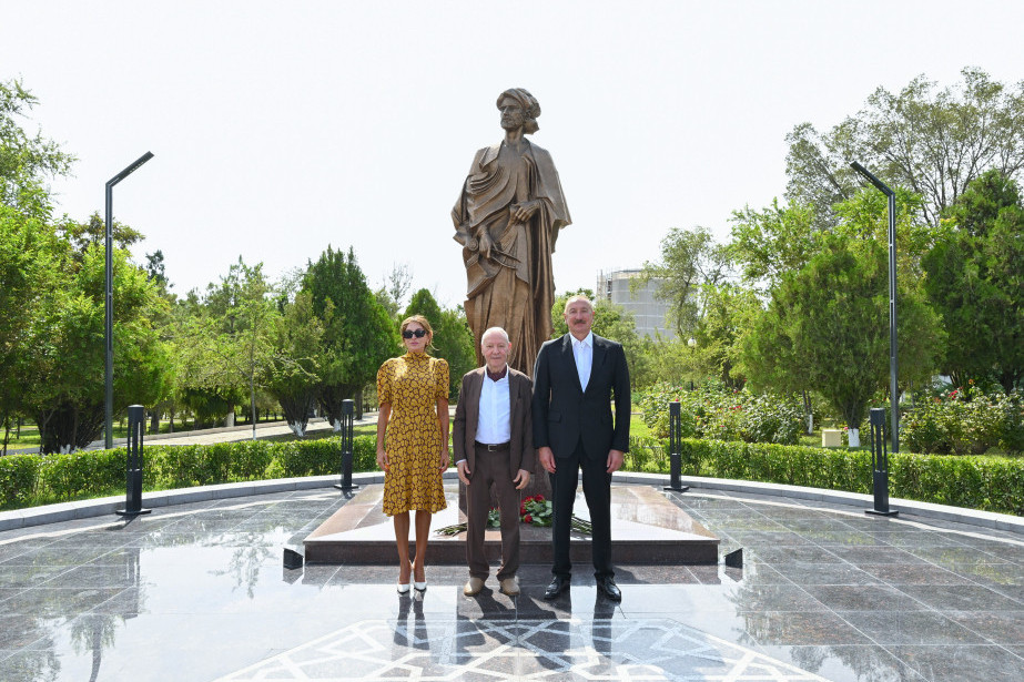 Prezident İlham Əliyev və Birinci xanım Mehriban Əliyeva Naxçıvandakı “Əcəmi seyrangahı” istirahət kompleksində memar Əcəmi Naxçıvaninin abidəsinin açılışında iştirak ediblər
