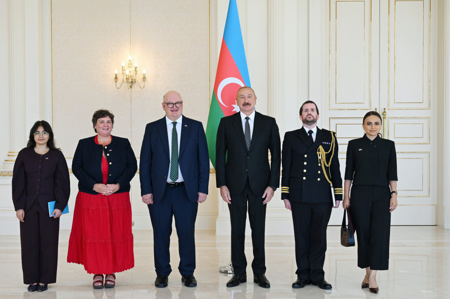 Prezident İlham Əliyev Böyük Britaniyanın Azərbaycanda yeni təyin olunmuş səfirinin etimadnaməsini qəbul edib