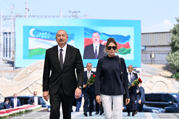 Prezident İlham Əliyev və Birinci xanım Mehriban Əliyeva Daşkənddə Ümummilli Lider Heydər Əliyevin memorial kompleksinin önünə gül dəstələri qoyublar