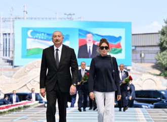Prezident İlham Əliyev və Birinci xanım Mehriban Əliyeva Daşkənddə Ümummilli Lider Heydər Əliyevin memorial kompleksinin önünə gül dəstələri qoyublar