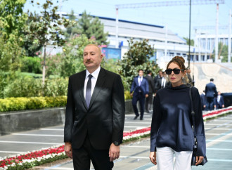 Prezident İlham Əliyev və Birinci xanım Mehriban Əliyeva Daşkənddə Ümummilli Lider Heydər Əliyevin memorial kompleksinin önünə gül dəstələri qoyublar