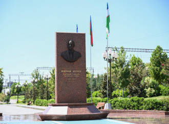Prezident İlham Əliyev və Birinci xanım Mehriban Əliyeva Daşkənddə Ümummilli Lider Heydər Əliyevin memorial kompleksinin önünə gül dəstələri qoyublar
