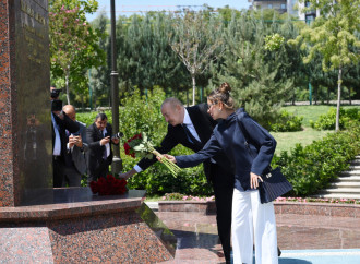Prezident İlham Əliyev və Birinci xanım Mehriban Əliyeva Daşkənddə Ümummilli Lider Heydər Əliyevin memorial kompleksinin önünə gül dəstələri qoyublar