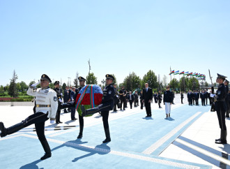 Prezident İlham Əliyev Daşkənddə Müstəqillik abidəsini ziyarət edib