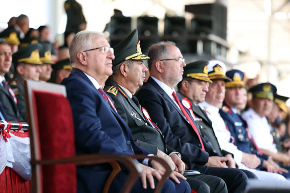 بحضور أردوغان.. وزير الدفاع الأذربيجاني يشهد تخرج دفعات عسكرية جديدة في تركيا ويسلّم الشهادات للضباط الأذربيجانيين
