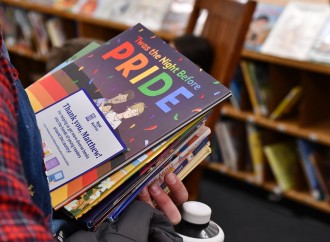 İngiltərədə LGBTQ+ məzmunlu kitablar yığışdırılır