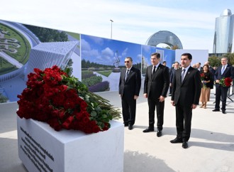 Dövlət və hökumət rəsmiləri Bakıda inşası davam etdirilən Zəfər parkında olublar