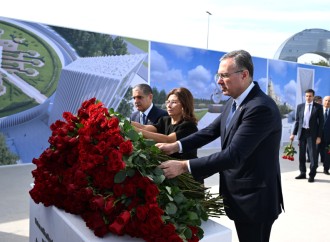Dövlət və hökumət rəsmiləri Bakıda inşası davam etdirilən Zəfər parkında olublar
