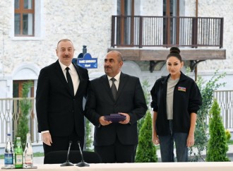 Şuşaya köçmüş ilk sakinlərə mənzillərinin açarlarını Prezident İlham Əliyev təqdim edib