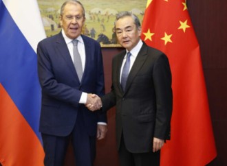 Sergey Lavrov çinli həmkarı ilə görüşüb