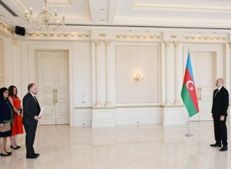 Prezident İlham Əliyev Qırğız Respublikasının ölkəmizdə yeni təyin olunmuş səfirinin etimadnaməsini qəbul edib