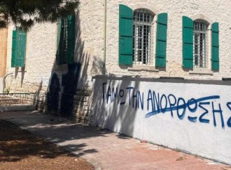 Kiprin yunan tərəfində məscidə hücum edilib