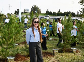 Heydər Əliyev Fondunun prezidenti Mehriban Əliyeva və ailə üzvləri “Gənclik” parkında ağacəkmə aksiyasında iştirak ediblər