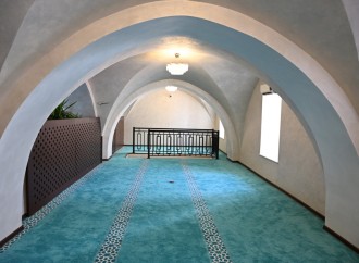 Heydər Əliyev Fondunun prezidenti Mehriban Əliyeva və ailə üzvləri Əhmədli qəsəbəsindəki əsaslı təmirdən sonra istifadəyə verilən məsciddə olublar