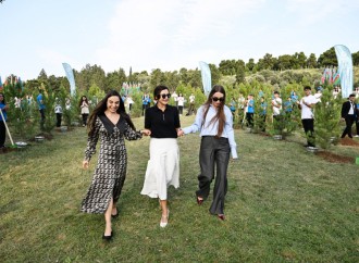 Heydər Əliyev Fondunun prezidenti Mehriban Əliyeva və ailə üzvləri “Gənclik” parkında ağacəkmə aksiyasında iştirak ediblər