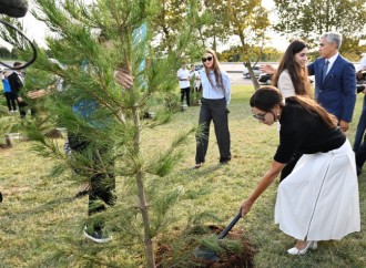 Heydər Əliyev Fondunun prezidenti Mehriban Əliyeva və ailə üzvləri “Gənclik” parkında ağacəkmə aksiyasında iştirak ediblər