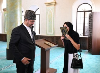 Heydər Əliyev Fondunun prezidenti Mehriban Əliyeva və ailə üzvləri Əhmədli qəsəbəsindəki əsaslı təmirdən sonra istifadəyə verilən məsciddə olublar
